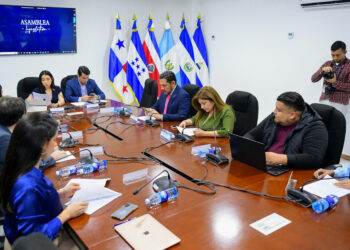 Comisión recibe propuesta para reformar Ley de Bancos