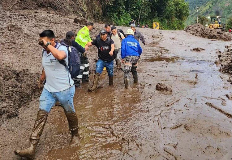 Ayuda. Un total de 51 familias resultaron damnificadas por las precipitaciones.  Foto AFP.