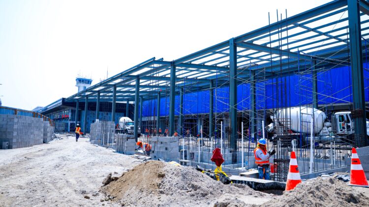 Con el proyecto de ampliación y modernización, el área de «check in» alcanzará un total de 7,160 metros cuadrados y 122 puntos de atención. Foto / Diario El Salvador.