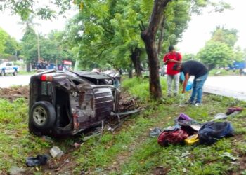 Vuelco de camioneta en La Paz deja dos lesionados