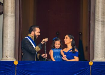 VIDEO: Así enterneció Layla a los salvadoreños durante la investidura de su padre, Nayib Bukele