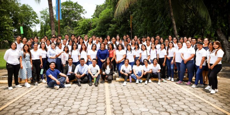 La directora ejecutiva de Corsatur, Alejandra Durán, conversó con futuros profesionales sobre la situación actual del turismo en el país. Foto / Diario El Salvador.