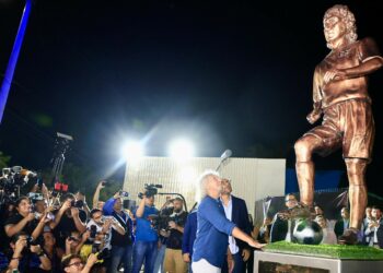 «Se tomó como referencia la etapa de apogeo de “Mágico” González como futbolista»: Brenda Rosales, escultora salvadoreña