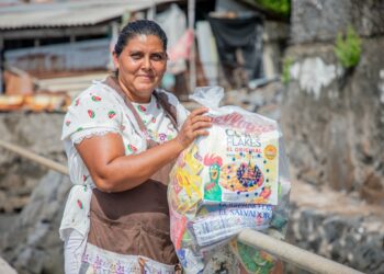 Entregan alimentos a familias que regresan a sus hogares tras la emergencia por lluvias