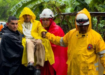 Autoridades han evacuado a más de 320 familias afectadas por lluvias