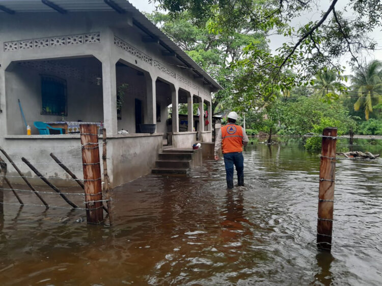 La Coordinadora Nacional para la Reducción de Desastres (
@ConredGuatemala
) reporta inundaciones en El Paraíso del municipio de Moyuta, Jutiapa.