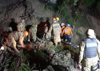 Autoridades trabajan en la búsqueda de posible persona soterrada en el bulevar del Ejército