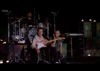Coldplay compartió escenario con Michael J. Fox en su concierto en Glastonbury