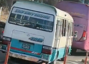 Multan a un busero por dañar señales de tránsito