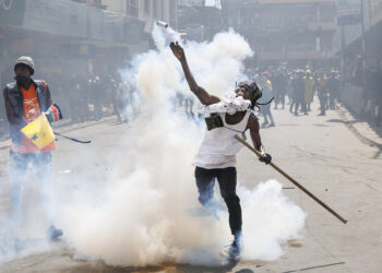 Heridos. Más de 30 personas reportaron lesiones en las manifestaciones.  Foto AFP.