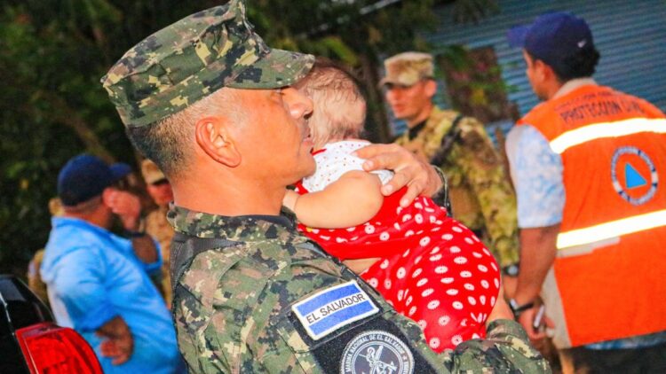 La Fuerza Armada colaboró en varias evacuaciones preventivas. Foto Ministerio de Gobernación.