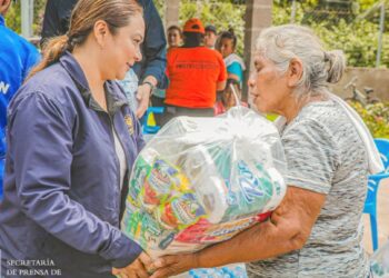 Gobierno entrega víveres a familias albergadas que retornan a sus casas