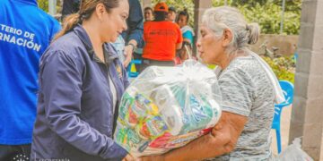 Gobierno entrega víveres a familias albergadas que retornan a sus casas