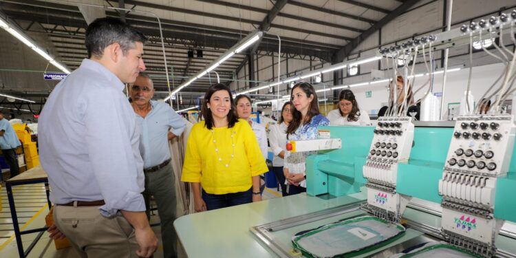 La Ministra de Economía, María Luisa Hayem, ha liderado los esfuerzos para la facilitación comercial en el país. Foto / Diario El Salvador.