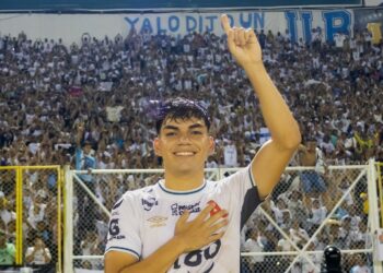 Leo Menjívar seguirá como jugador del Alianza