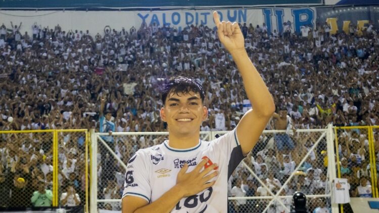 Leo Menjívar seguirá como jugador del Alianza