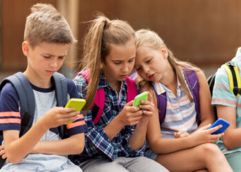 Formación de niños en uso responsable del celular debe hacerse sin dispositivos, según órgano asesor español