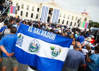 FOTOS: Salvadoreños asisten a investidura presidencial de Nayib Bukele