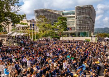 Salvadoreños abarrotaron la plaza Gerardo Barrios para celebrar nuevo periodo presidencial de Nayib Bukele