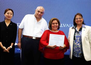 Emprendedores salvadoreños se gradúan en educación financiera