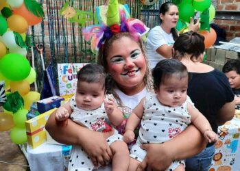 La payasita Tachuelita hace reír a sus propios hijos y a los extraños