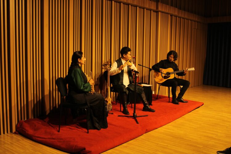 Tradición. Un grupo de músicos tibetanos ofrecen un concierto en Beijing, China. Mezclan instrumentos de cuerda y de viento propios de su región, junto a otros modernos.