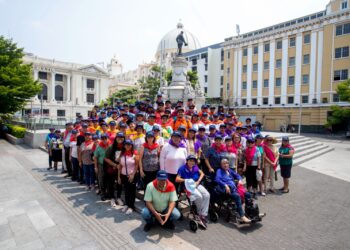 Pensionados de CONFIA disfrutaron del segundo recorrido en el Centro Histórico de San Salvador