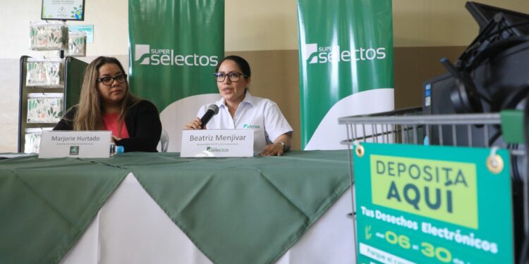 En la foto. Beatriz Menjívar, responsable de Relaciones Públicas de Selectos, y Marjorie Hurtado, gerente de Proyectos de Reciclaje de Autorecicla. Foto / David Martínez.