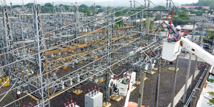Las distribuidoras de AES implementan tecnologías de fibra óptica y telecontrol que permiten gestionar los equipos eléctricos. Foto / Diario El Salvador.