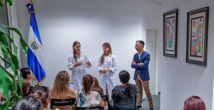 Las hermana Deneke presentaron su trabajo en un conversatorio organizado por la Embajada de El Salvador en Austria.