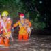 Bomberos rescatan a dos personas atrapadas por desbordamiento de río en Chalatenango