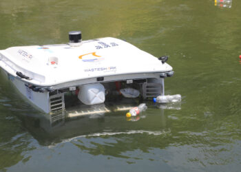 Embajada de Estados Unidos dona drones acuáticos para limpiar el lago de Ilopango