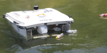 Embajada de Estados Unidos dona drones acuáticos para limpiar el lago de Ilopango