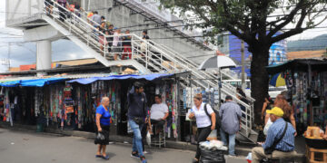 Vendedores inician retiro de sus puestos en aceras de Soyapango