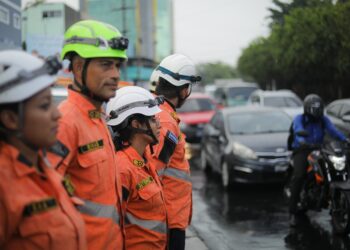 Equipos Tácticos Operativos se activan ante inundación por lluvia en zona Médica capitalina