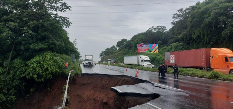 Afectación en
Guatemala
Las precipitaciones
causaron un
hundimiento en
la autopista CA-9,
kilómetro 44 del
municipio de Palín,
en Escuintla.
