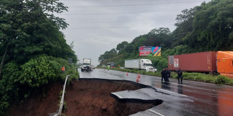 Afectación en
Guatemala
Las precipitaciones
causaron un
hundimiento en
la autopista CA-9,
kilómetro 44 del
municipio de Palín,
en Escuintla.