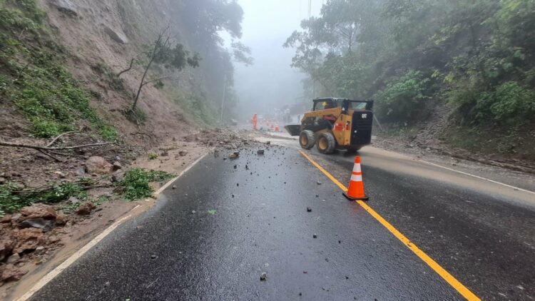 El Ministerio de Obras Públicas (MOP) trabaja para despejar de las vías  los derrumbes registrados en las últimas horas.