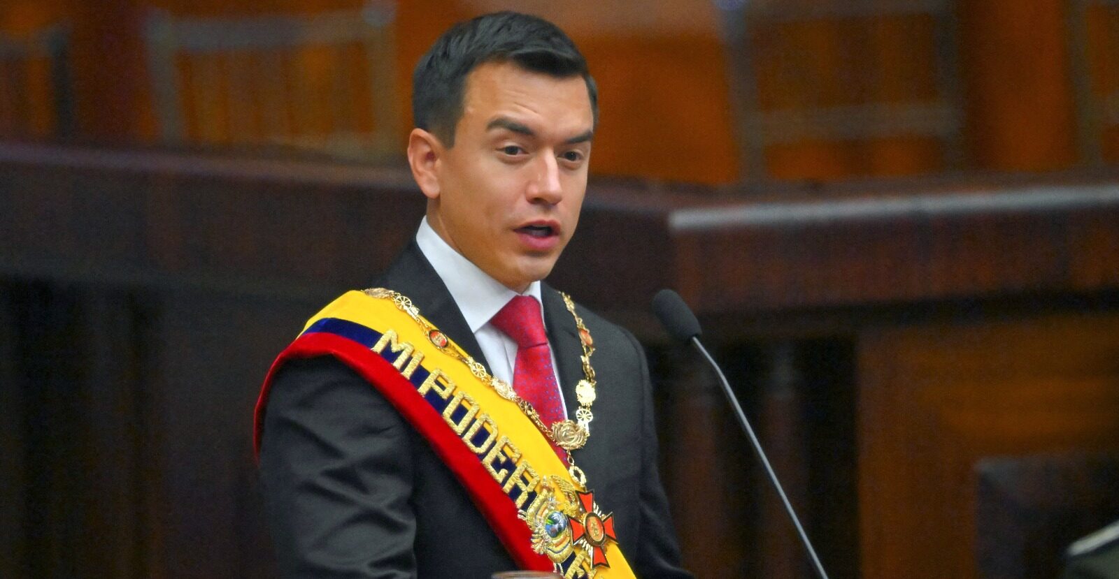 Presidente de Ecuador dispuesto a eliminar aranceles a Colombia tras hablar con opositor a Petro