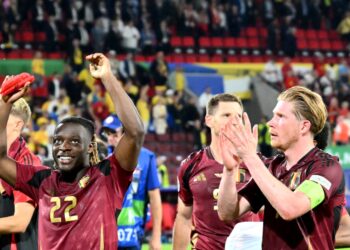 Bélgica derrota 2-0 a Rumania y mantiene esperanzas en la Eurocopa