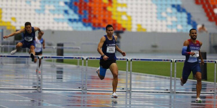 Pablo Ibáñez (Izq.) entró segundo en los 400 m vallas, el tico Emmanuel Niño (Der.) ganó la Prueba. Fotos/Diego García