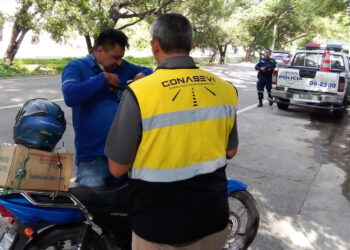 Intensifican los controles vehiculares en la calle a Comalapa