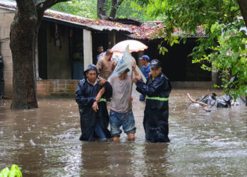 Más familias son evacuadas en la zona del Bajo Lempa