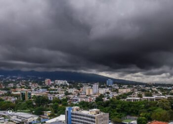 Onda tropical provocará lluvias hoy y mañana