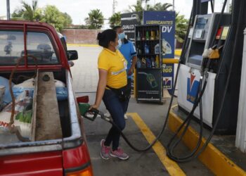 Ecuador incrementará precio de gasolina en casi 11 % a fin de junio