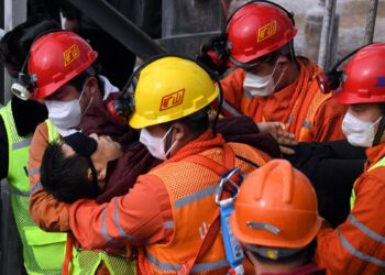 Rescatan con vida a mineros atrapados en este de China