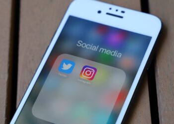 Redes sociales deberían traer advertencias como el tabaco, afirma responsable sanitario de Estados Unidos