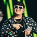 Conoce la historia de «Ella», de Junior H, mientras esperas su concierto en El Salvador