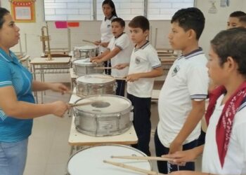 Lupita aprovecha su pasión por la música para enseñar a sus alumnos
