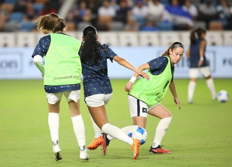 Danielle Fuentes (primera de izquierda a derecha). Foto Salvador Quijada